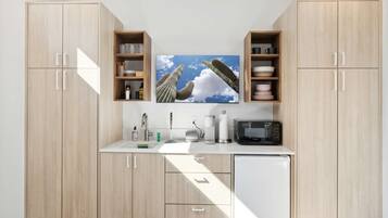 Een koelkast, een magnetron, een vaatwasser