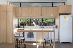 Refrigerador, microondas, lavavajillas y cafetera y tetera 