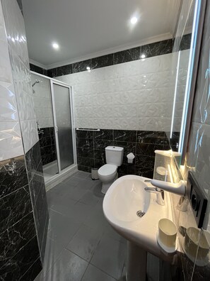 Serviettes fournies, papier toilette