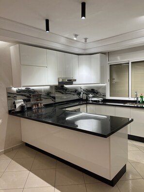 Réfrigérateur, four, plaque de cuisson, lave-vaisselle