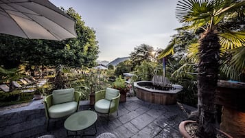 Una piscina al aire libre de temporada, sombrillas