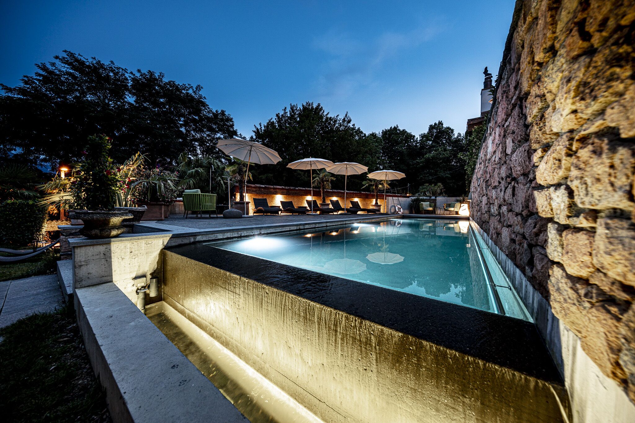 Una piscina al aire libre de temporada, sombrillas