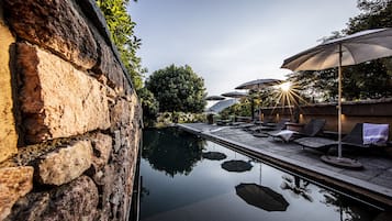 Außenpool (je nach Saison geöffnet), Sonnenschirme, Liegestühle