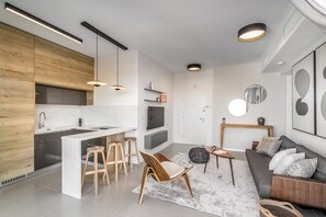 Deluxe-Apartment | Wohnbereich | 50-Zoll-LED-Fernseher mit Kabelempfang, Fernseher