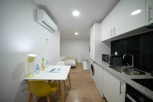 Kühlschrank, Mikrowelle, Ofen, Herdplatte