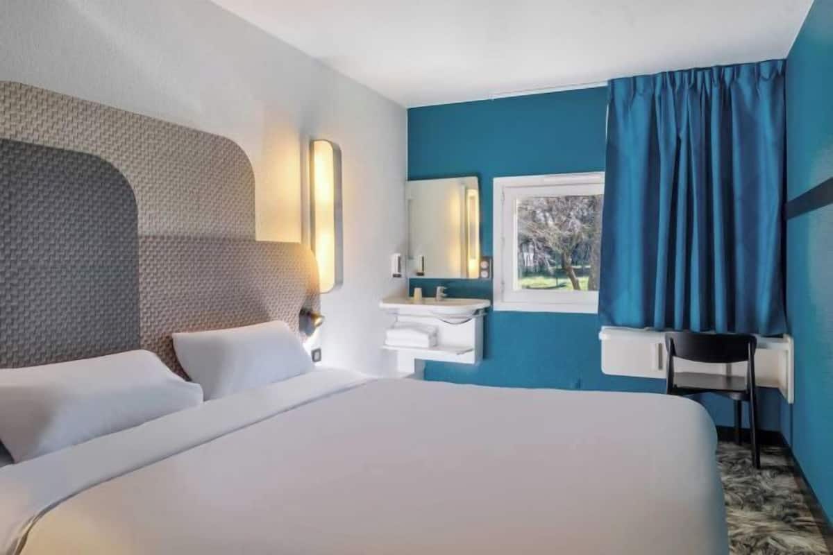 Desk, free WiFi, bed sheets