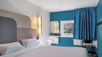 Escritorio, wifi gratis y ropa de cama
