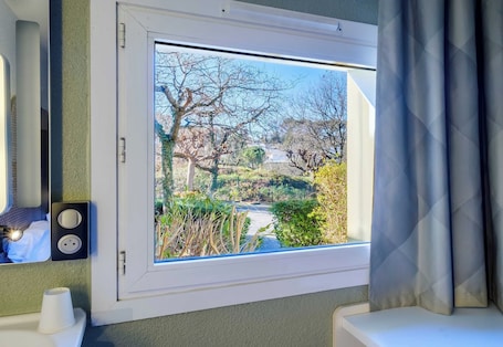 Escritorio, wifi gratis y ropa de cama . B&B HOTEL Cannes Mouans Sartoux