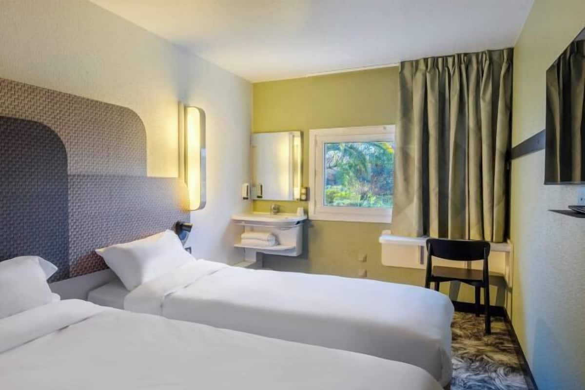 Desk, free WiFi, bed sheets