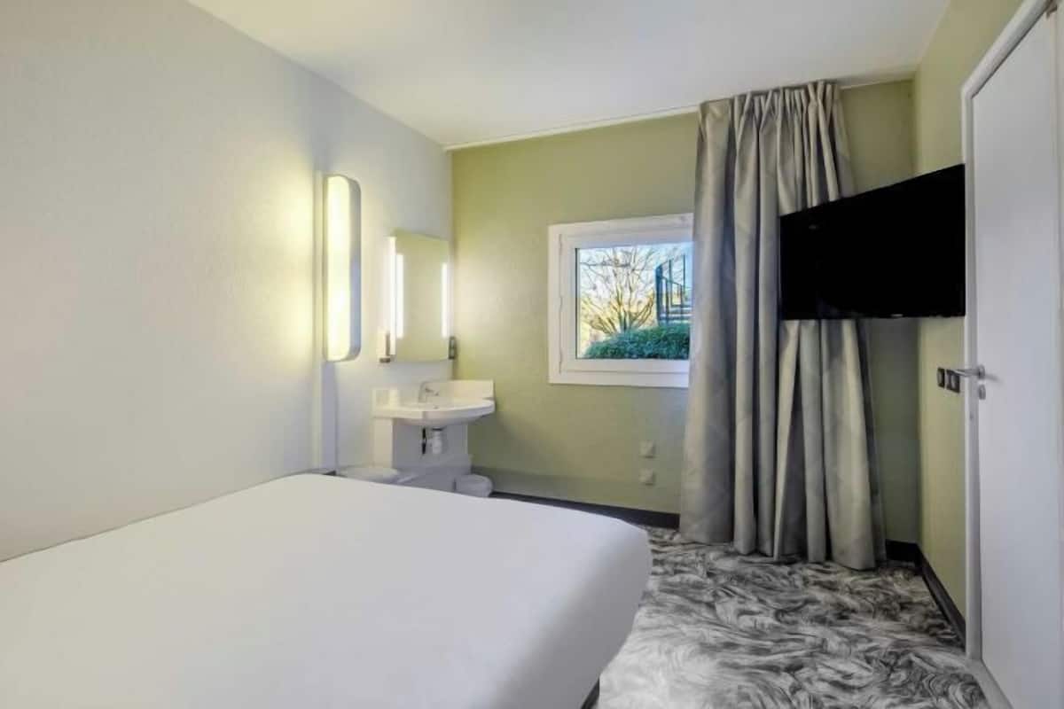 Desk, free WiFi, bed sheets