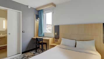 Een bureau, gratis wifi, beddengoed