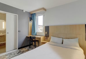 Een bureau, gratis wifi, beddengoed