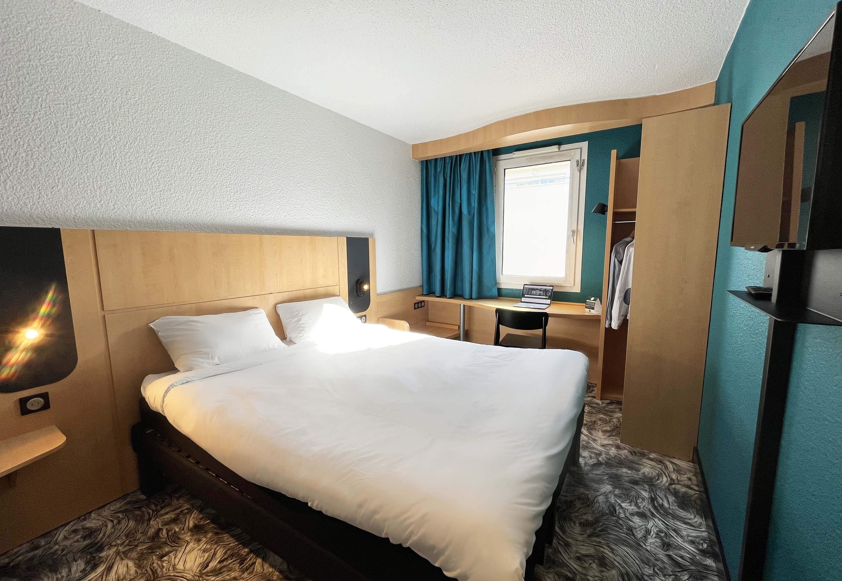 Meja kerja, Wi-Fi gratis, dan seprai linen