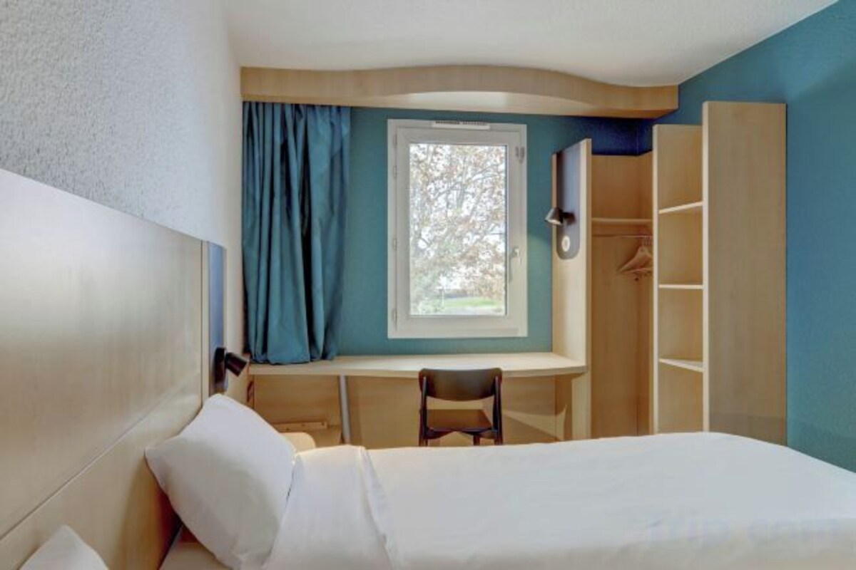Desk, WiFi (free), bed sheets