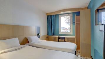 Twin Room, 2 Single Beds | Desk, free WiFi, bed sheets