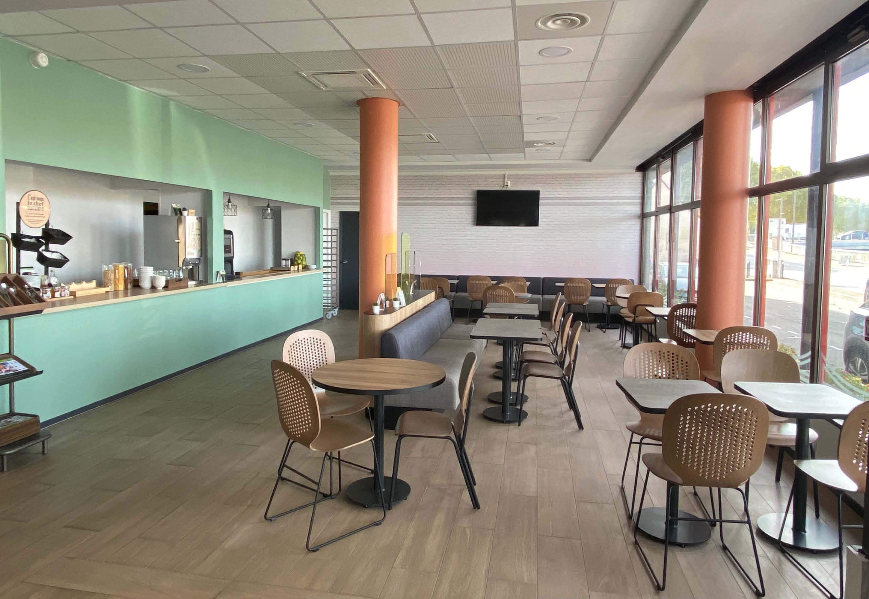 Sarapan prasmanan setiap hari dengan biaya tambahan