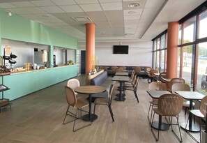 Tägliches Frühstücksbuffet gegen Gebühr