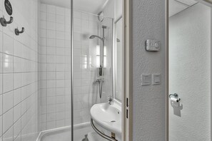 Douche, serviettes fournies, savon, shampoing