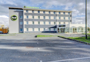 Free self-parking - B&B HOTEL Montluçon Saint-Victor (Saint-Victor)