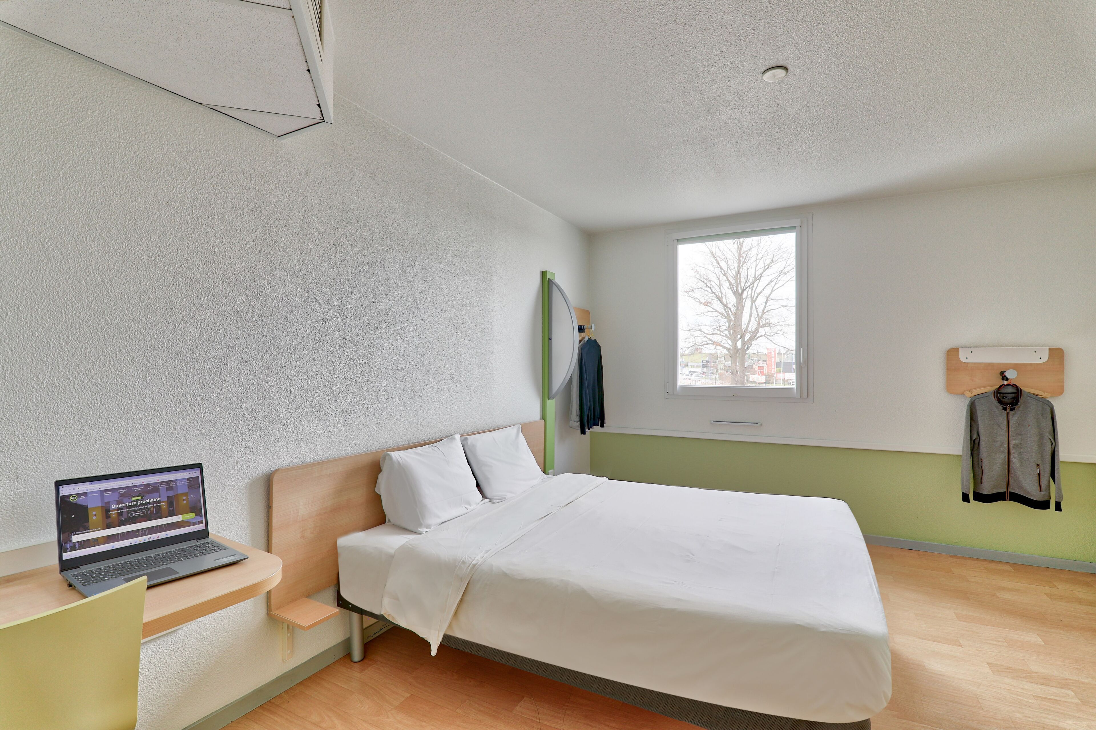 Desk, free WiFi, bed sheets