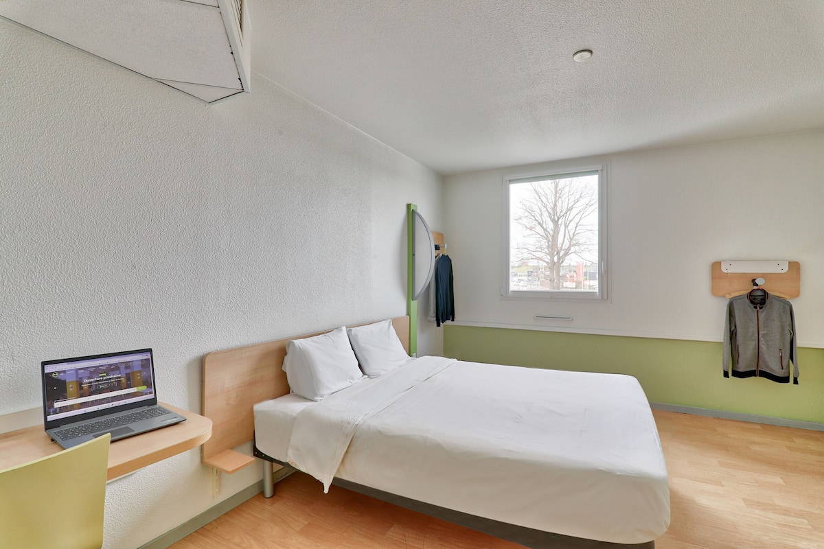 Bureau, accĂšs au Wi-Fi (inclus), literie fournie