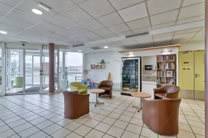 Área de estar no saguão