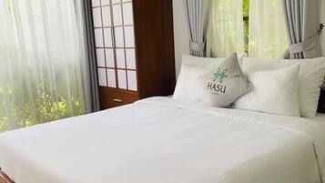 2 bedrooms, individually decorated, desk, laptop workspace