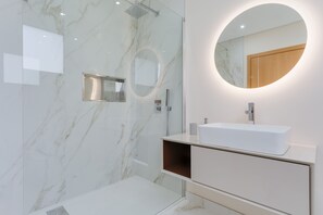 Shower, hair dryer, bidet, towels - Villa Dia Dourado - Luxury villa on Madeira's south coast. (Ponta do Sol)