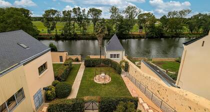 Renovated riverside cottage for 6, near center, parking and wifi