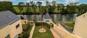 Renovated riverside cottage for 6, near center, parking and wifi