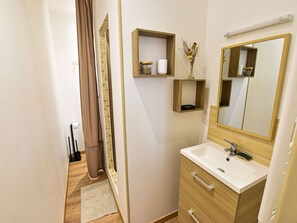 Bathroom - Renovated riverside cottage for 6, near center, parking and wifi (Sablé-sur-Sarthe)