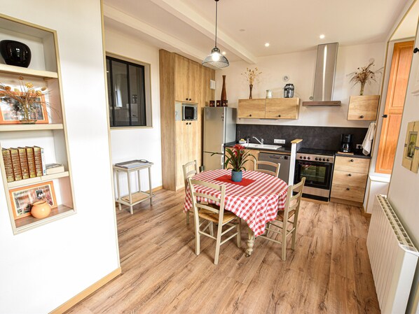 Dining - Renovated riverside cottage for 6, near center, parking and wifi (Sablé-sur-Sarthe)