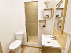 Bathroom - Renovated riverside cottage for 6, near center, parking and wifi (Sablé-sur-Sarthe)