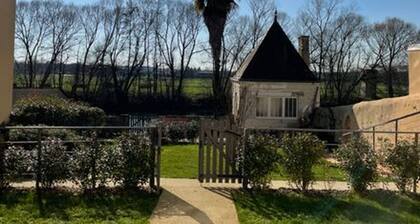 Gßte restauré 6 pers. au bord de la riviÚre, proche centre, parking et wifi