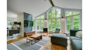 Smart TV y chimenea 