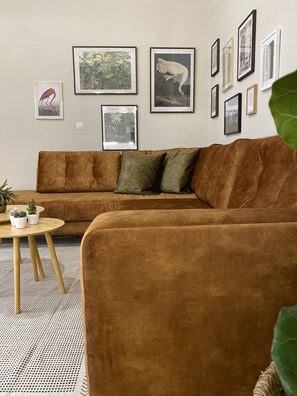 Smart TV - Live the unique experience of the Athens Stunning & Luxurious Neoclassical House (Αθήνα)