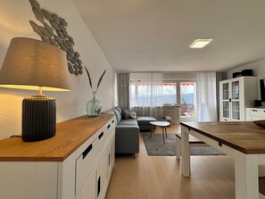 Fernseher, Tischtennisplatte