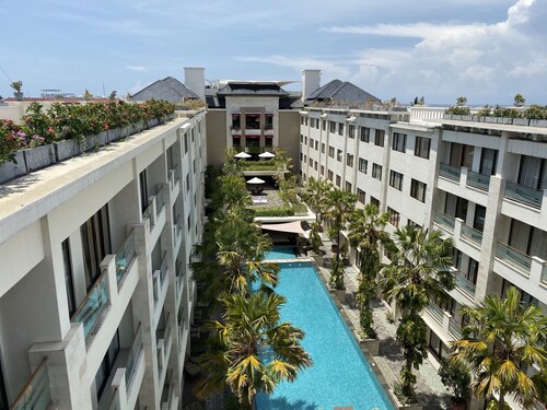 Spacious 2 Bedroom Penthouse Apt,50Mbps, Pool, Gym