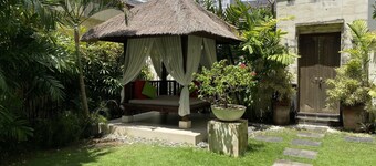 Spacious 2 Bedroom Penthouse Apt,50Mbps, Pool, Gym