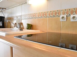 Kühlschrank, Mikrowelle, Herdplatte, Wasserkocher mit Kaffee-/Teezubehör