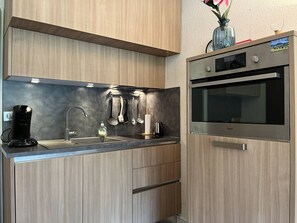 Een koelkast, een magnetron, een oven, een koffiezetapparaat/waterkoker