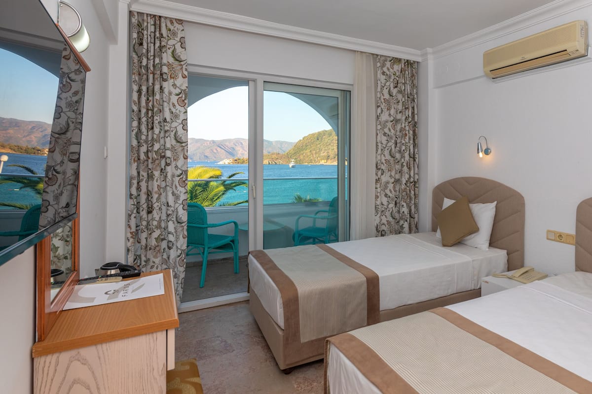 Standard Room, Sea View | Minibar, WiFi (free), bed sheets