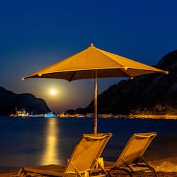 Plage, navette pour la plage, chaises longues, parasols