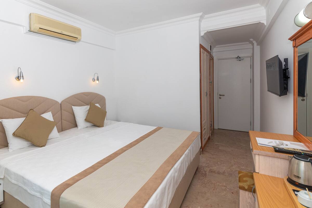 Standard Room, City View | Minibar, WiFi (free), bed sheets