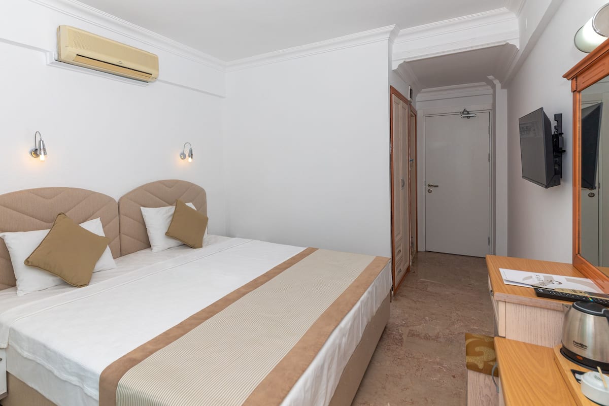 1 habitación, minibar, wifi gratis y ropa de cama