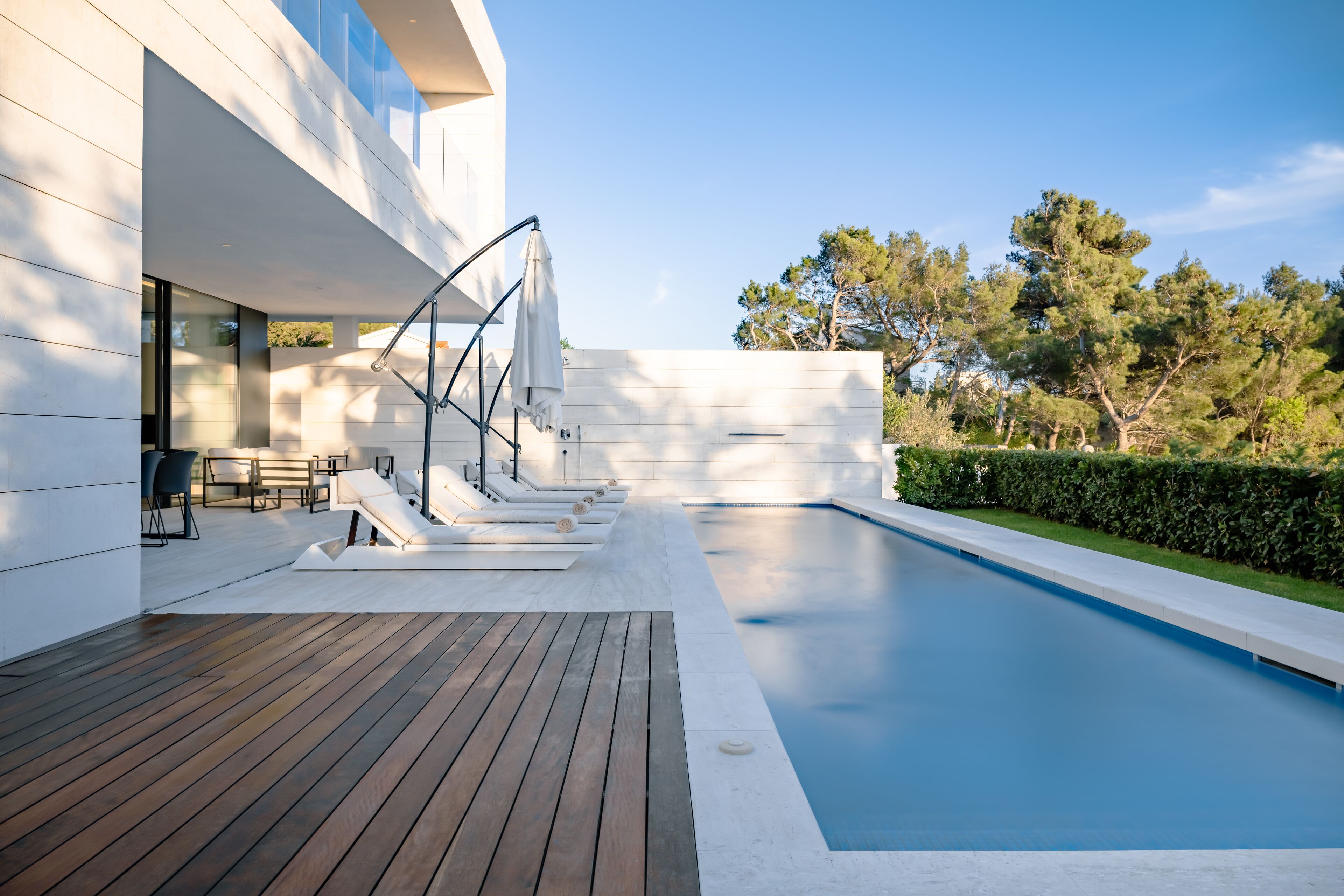 Außenpool (je nach Saison geöffnet), Sonnenschirme, Liegestühle