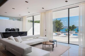 Deluxe-villa - 4 soveværelser - privat pool - havudsigt | Privat køkken | Køleskab/fryser i fuld størrelse, mikrobølgeovn, ovn, kogeplade