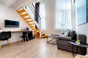 Loft de lujo | Área de sala de estar | Smart TV de 100 cm con canales vía satélite y televisión