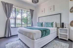 Family House | Individually decorated, individually furnished, desk, laptop workspace - Spanish House (Centurion)