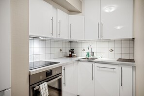 City Apartment, 3 Bed (Ground Floor) | Private kitchen